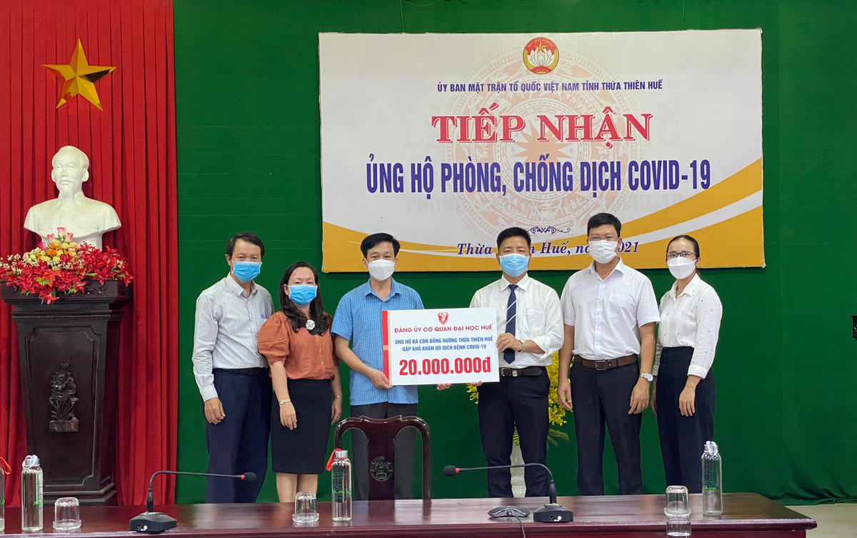 Đại diện lãnh đạo Uỷ ban MTTQ Việt Nam tỉnh Thừa Thiên - Huế tiếp nhận ủng hộ từ đại diện Đảng ủy cơ quan Đại học Huế.