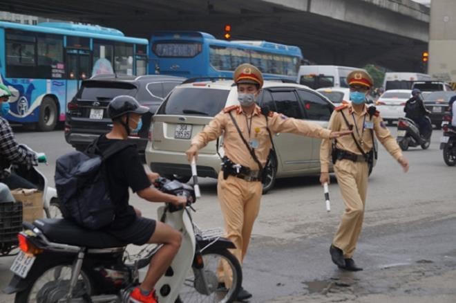 Lực lượng CSGT được phép dừng xe kiểm tra khi phát hiện các hành vi vi phạm về giao thông và các hành vi vi phạm khác. (Ảnh minh họa).