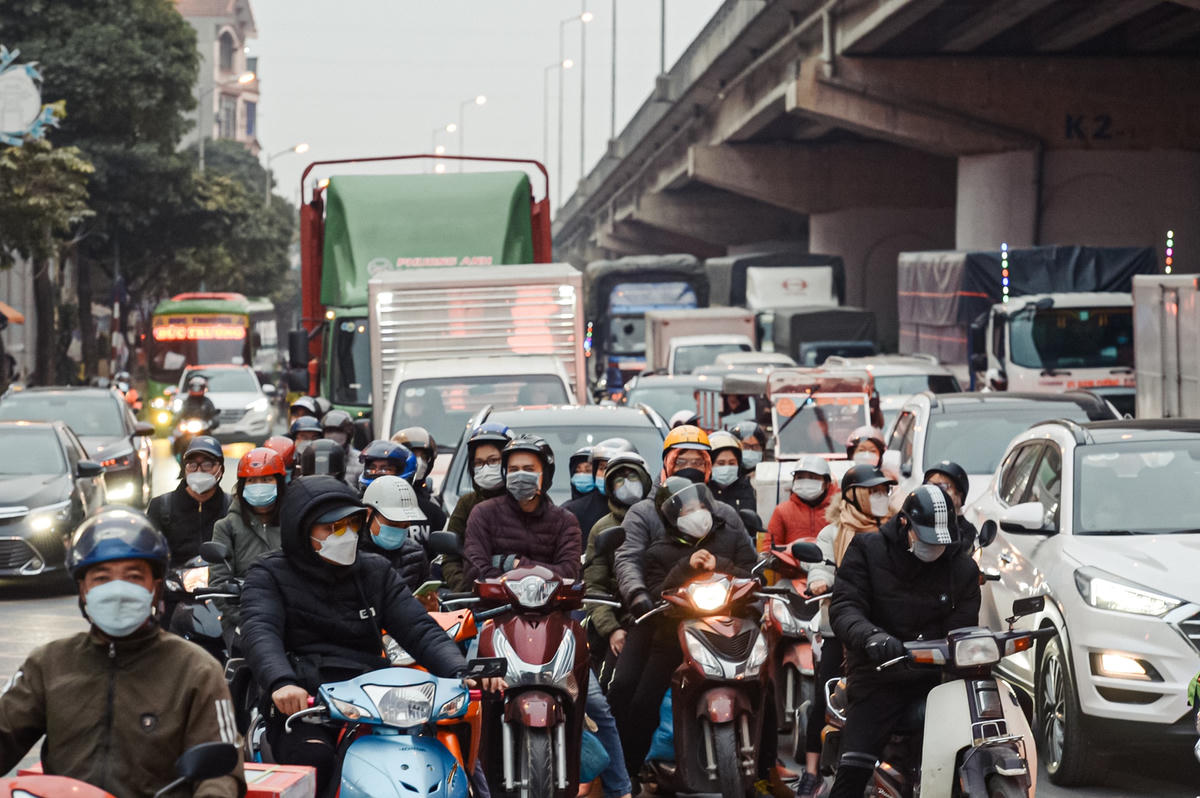 Nhiều người phải nhích từng chút, rất khó khăn mới có thể di chuyển. Nhiều người dân đi xe máy lên cả vỉa hè để thoát khỏi dòng phương tiện đông đúc.