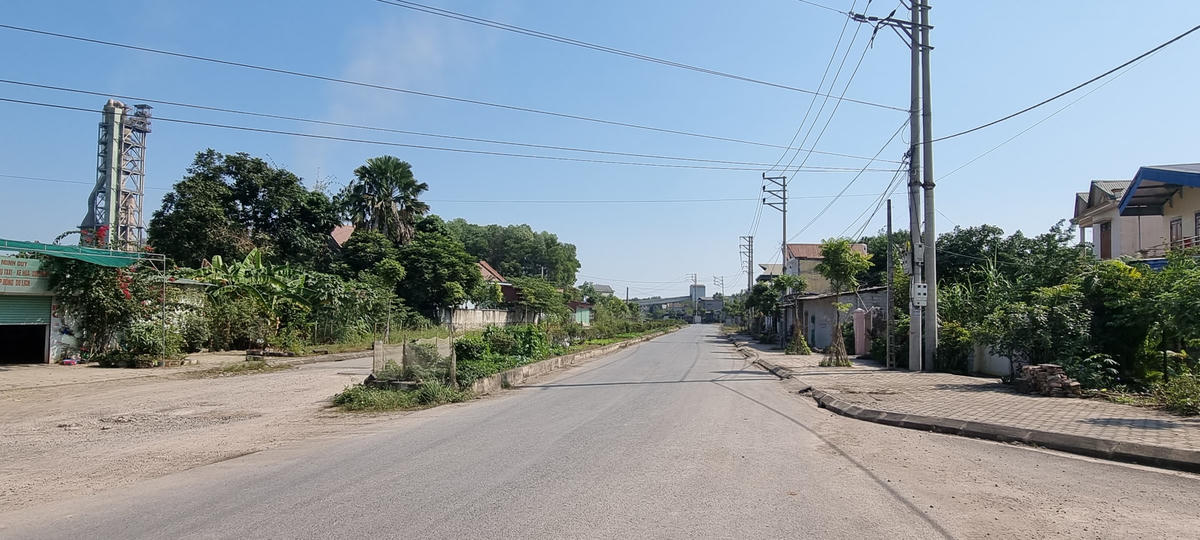 Toàn bộ hoạt động tại CCN Anh Khánh số 1 đều sử dụng lẫn với đường giao thông liên xã. Ảnh: Nam Anh.  