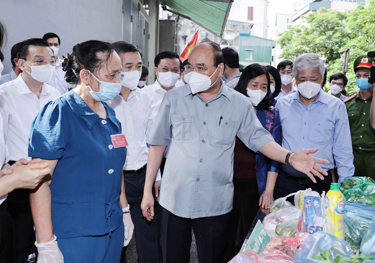 Ngày 13/8, Chủ tịch nước Nguyễn Xuân Phúc và Chủ tịch UBTƯ MTTQ Việt Nam Đỗ Văn Chiến đã đi thăm “vùng xanh” tại Khu dân cư số 1, phường Mai Động, quận Hoàng Mai, Hà Nội. Ảnh: Thống Nhất.