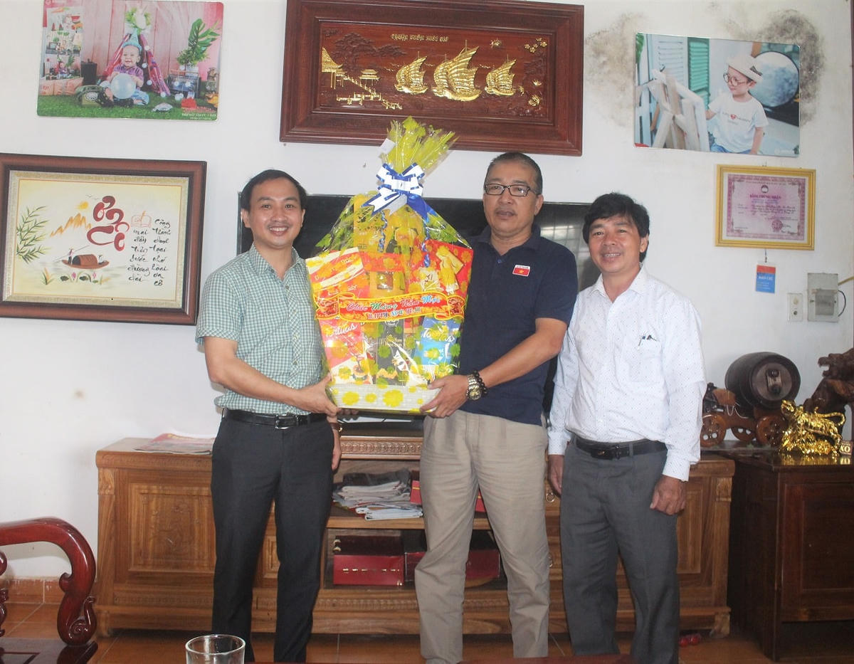 Lãnh đạo UBND TP Tam Kỳ thăm và chúc Tết Văn phòng báo Đại Đoàn Kết tại Quảng Nam, Quảng Ngãi.