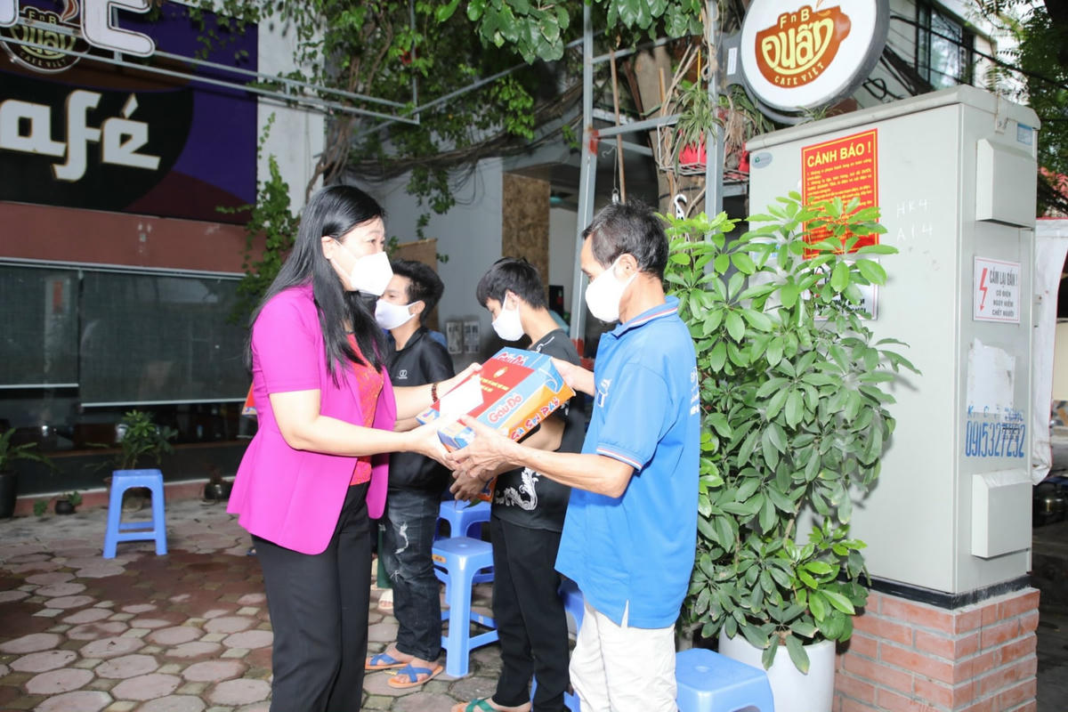 Thăm hỏi, tặng quà cho lao động tự do mất việc làm bị kẹt lại Thủ đô.