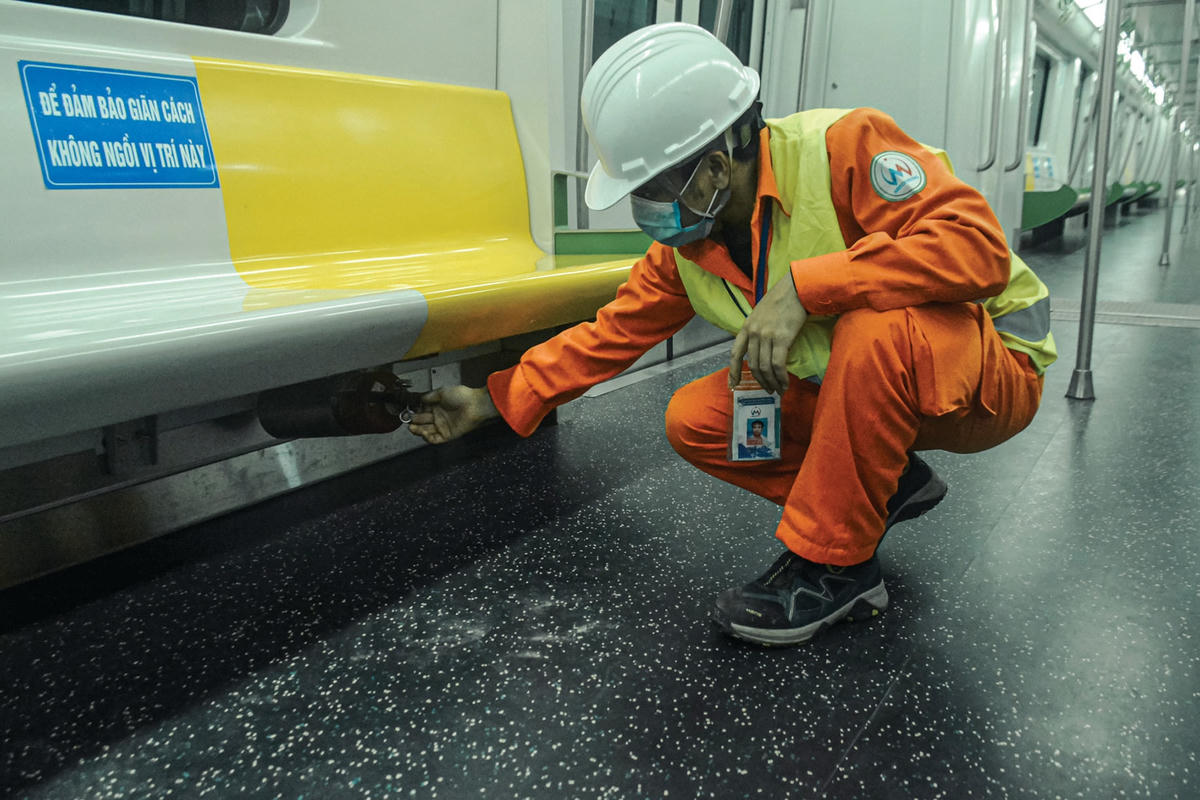 Ngay sau khi tàu về depot, kỹ sư đón tàu sẽ đứng ở đầu depot kiểm tra lúc tàu còn chuyển động nhằm phát hiện xem có bộ phận nào có mùi khét, tiếng động lạ hay không.  