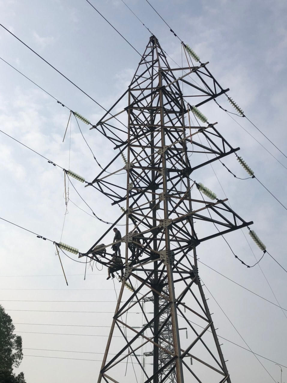 BA2 thi công dự án Nâng cao khả năng truyền tải đường dây 110kV từ TBA 220kV Bắc Ninh - VT76 và các nhánh rẽ  trong những ngày tỉnh Bắc Ninh đang thực hiện giãn cách vì Covid-19 và đã hoàn thành giai đoạn 2 trong tháng 7/2021.