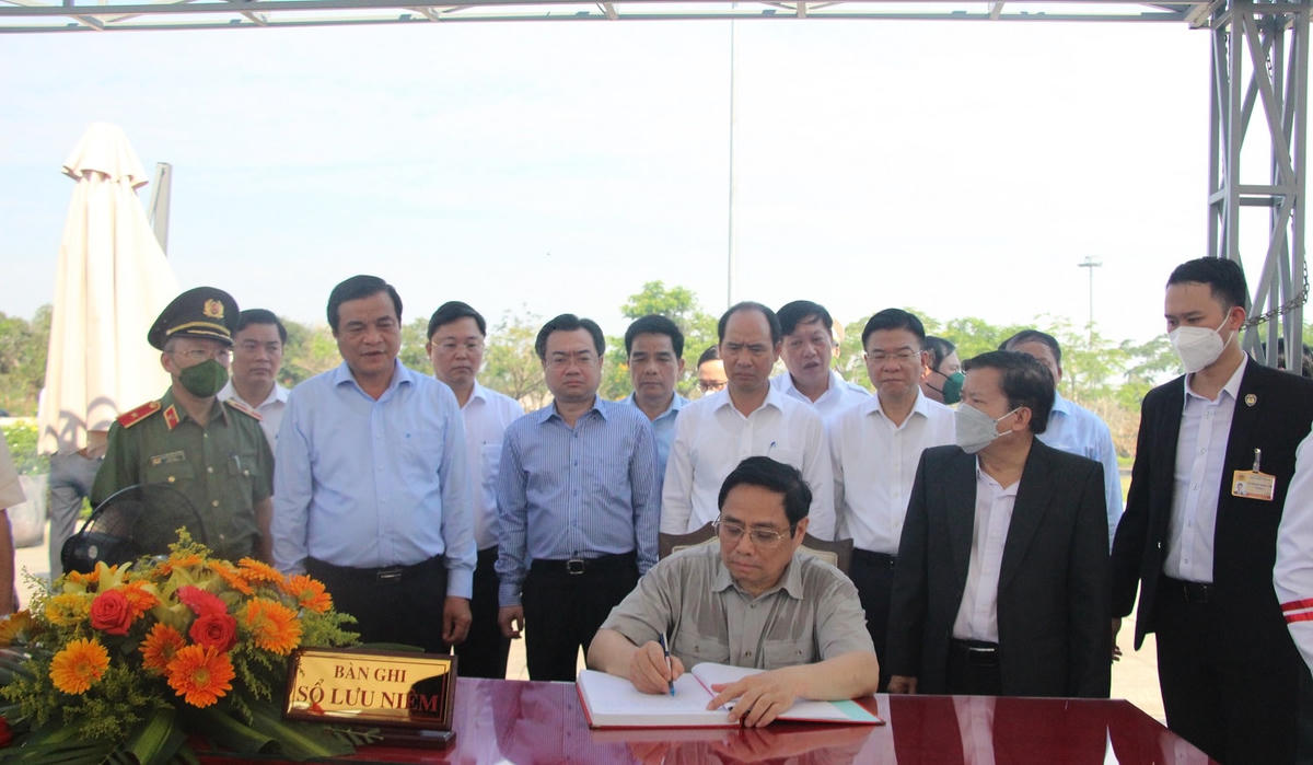 Thủ tướng Chính phủ Phạm Minh Chính ghi vào sổ lưu niệm.