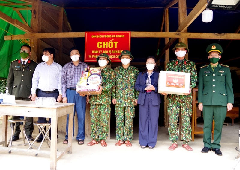 Bà Phạm Thị Hân, Chủ tịch Ủy ban MTTQ Việt Nam tỉnh Quảng Bình tặng quà chúc chốt Biên phòng Cà Roòng.