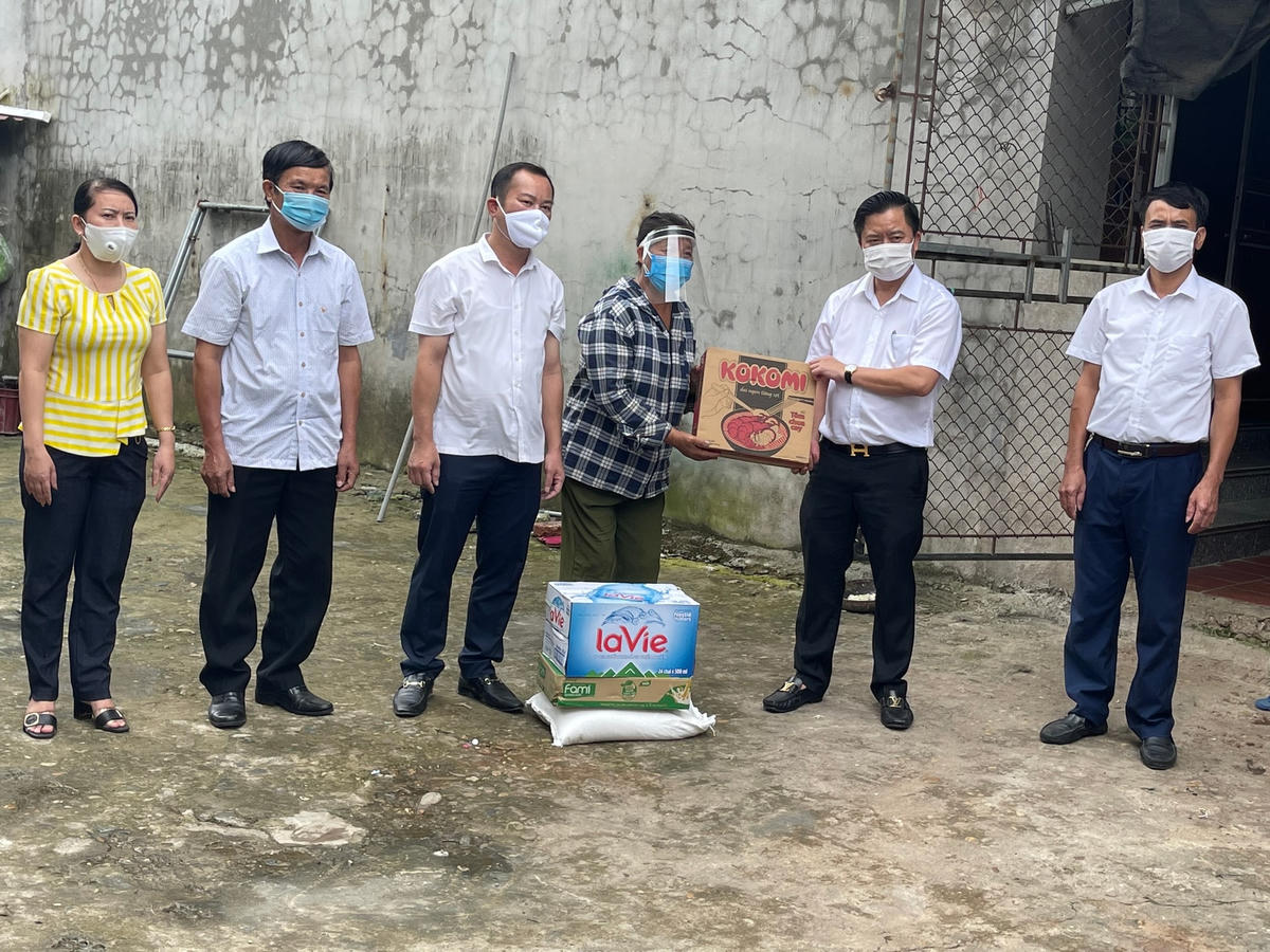 Ủy ban MTTQ tỉnh Bắc Ninh hỗ trợ các gia đình gặp khó khăn do đại dịch Covid-19 trên địa bàn huyện Quế Võ.