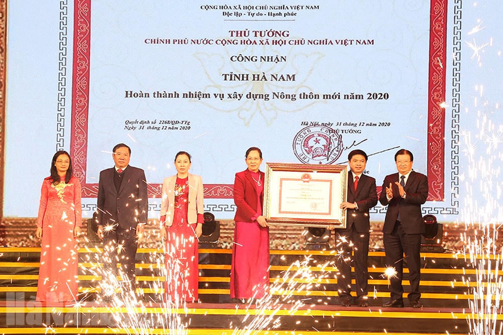 Phó Thủ tướng Trịnh Đình Dũng trao Bằng công nhận cho đại diện tỉnh Hà Nam.