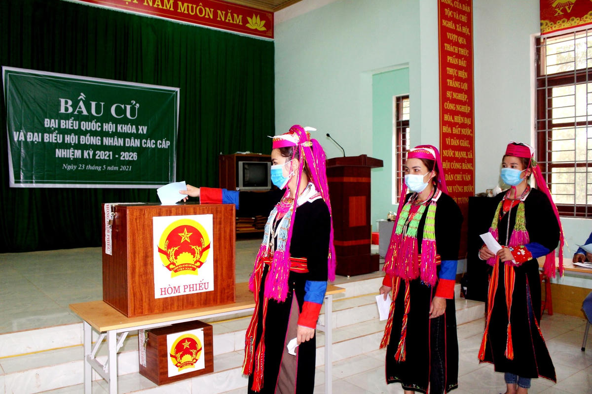 Cử tri thôn Mùng, xã Dương Hưu bỏ phiếu bầu cử.  
