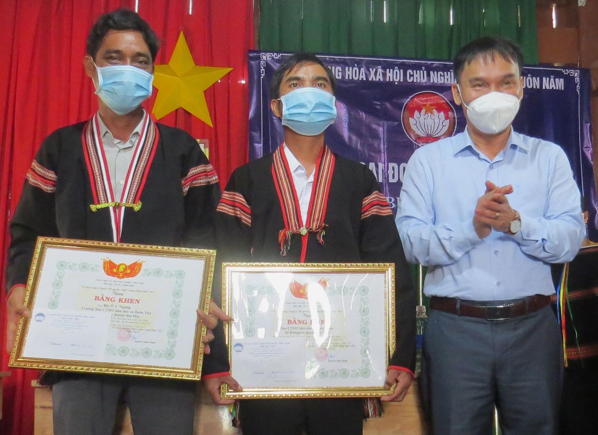 Ông Nguyễn Quốc Hoàn, Chủ tịch Ủy ban MTTQ Việt Nam tỉnh Phú Yên, tặng Bằng khen cho cá nhân có thành tích xuất sắc trong việc xây dựng cộng đồng dân cư. 