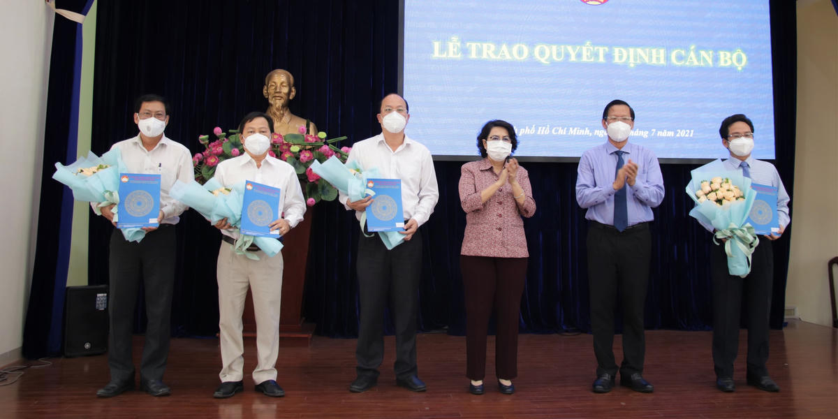 Phó Bí thư Thường trực Thành ủy TPHCM Phan Văn Mãi và Chủ tịch Ủy ban MTTQ Việt Nam TP Tô Thị Bích Châu trao quyết định và tặng hoa chúc mừng các cán bộ nhận nhiệm vụ mới.