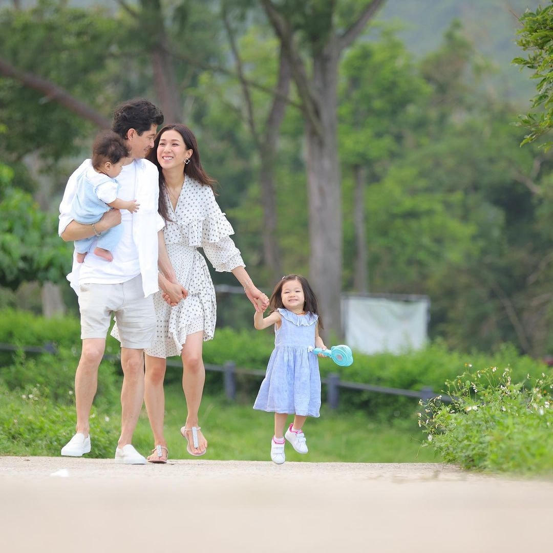 Sau 5 năm kết hôn, Chung Gia Hân đang có tổ ấm hạnh phúc viên mãn bên ông xã thành đạt cùng hai nhóc tì kháu khỉnh: Kelly (5 tuổi) và Jared (3 tuổi).
