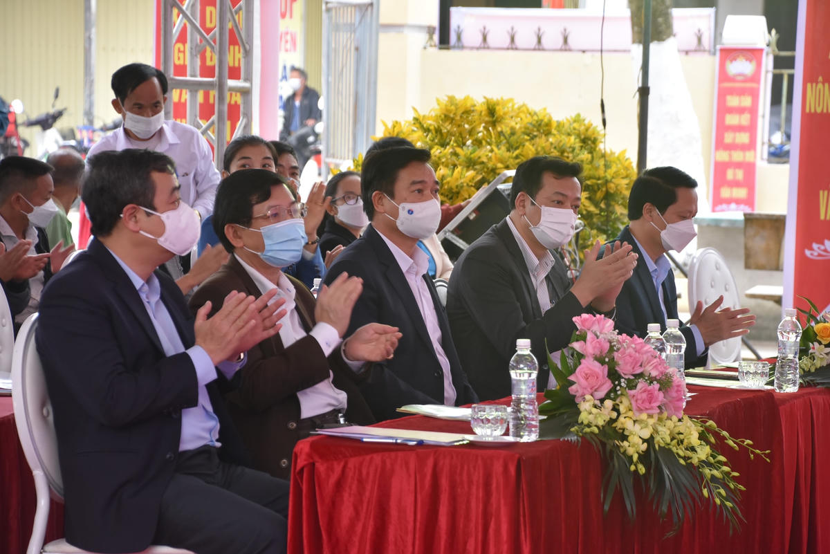 Phó Chủ tịch UBTƯ MTTQ Việt Nam Nguyễn Hữu Dũng (thứ 2 từ trái qua) cùng lãnh đạo tỉnh Thái Bình tham dự ngày hội.