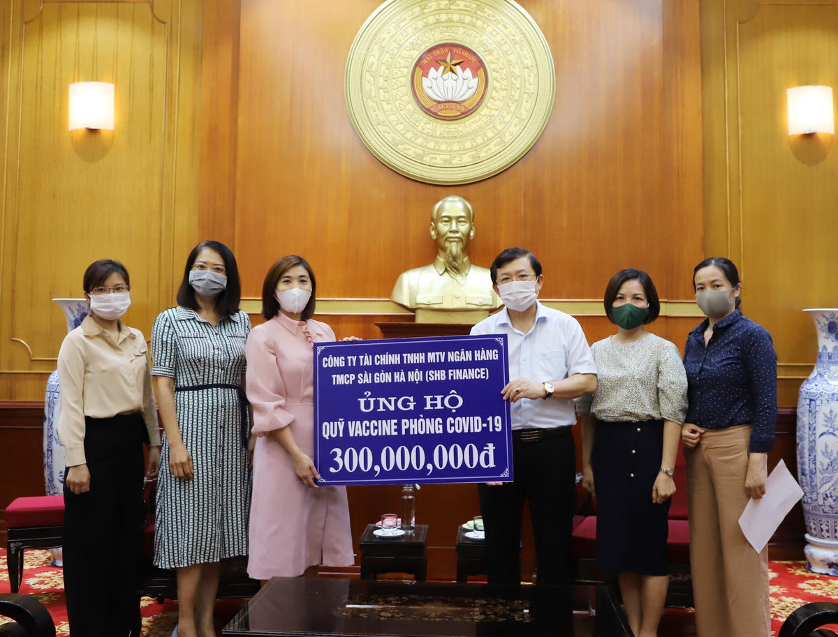 Phó Chủ tịch Nguyễn Hữu Dũng tiếp nhận ủng hộ từ Công ty Tài chính TNHH MTV Ngân hàng TMCP Sài Gòn Hà Nội (SHB Finance).