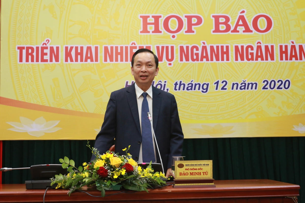 Phó Thống đốc Ngân hàng Nhà nước Đào Minh Tú chủ trì buổi họp báo.