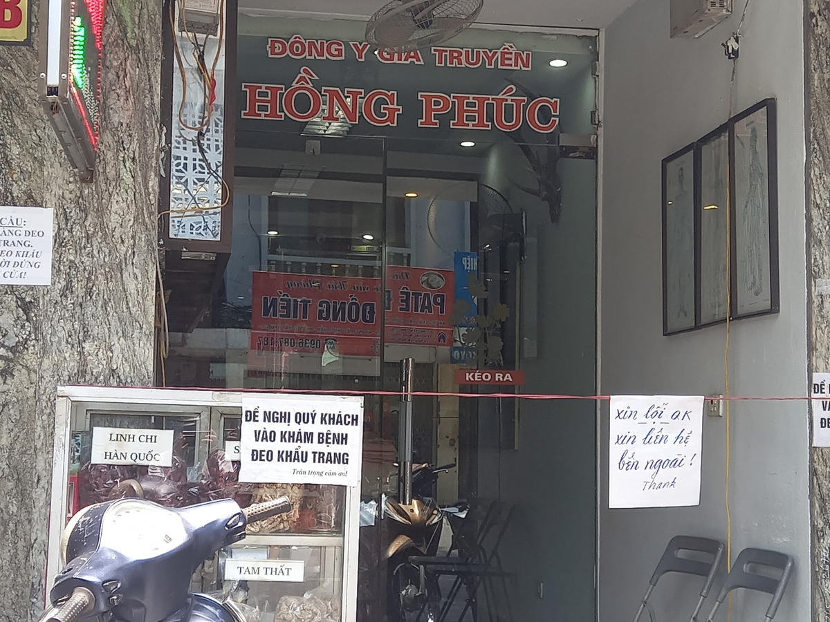 Nhiều cửa hàng kinh doanh đã tự bảo vệ mình bằng cách căng dây trước cửa và treo biển nhắc nhở khách hàng chỉ liên hệ bên ngoài, không vào bên trong. 