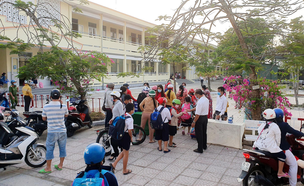 Học sinh trở lại trường sau thời gian nghỉ Tết Nguyên Đán và phòng, chống dịch bệnh Covid-19.