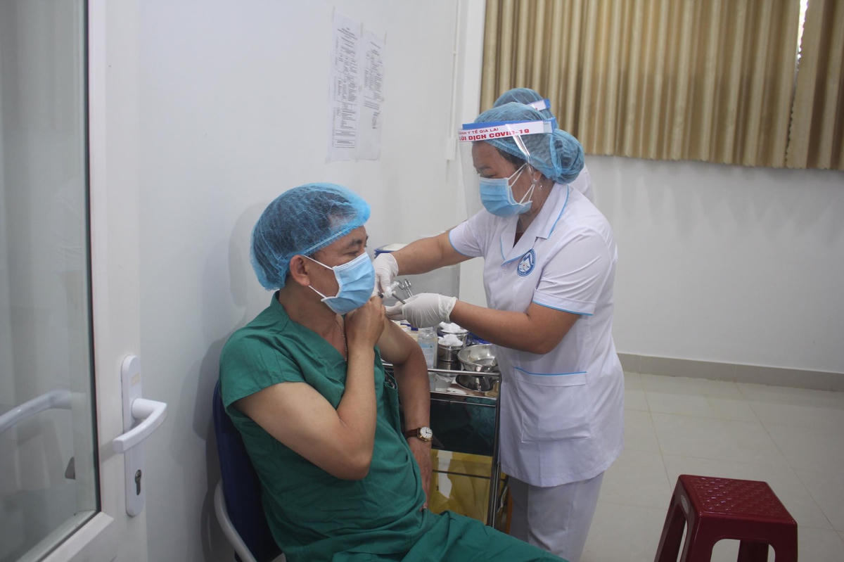 Tiêm vaccine phòng Covid -19 cho nhân viên y tế Bệnh viện Dã chiến Gia Lai.