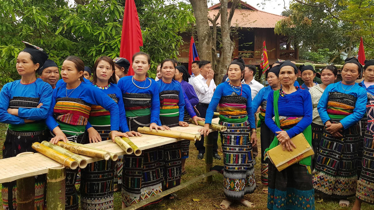 Các mẹ, các chị người dân tộc Thái chuẩn bị kỹ trang phục lộng lẫy khi tham gia lễ hội Mường Xia.