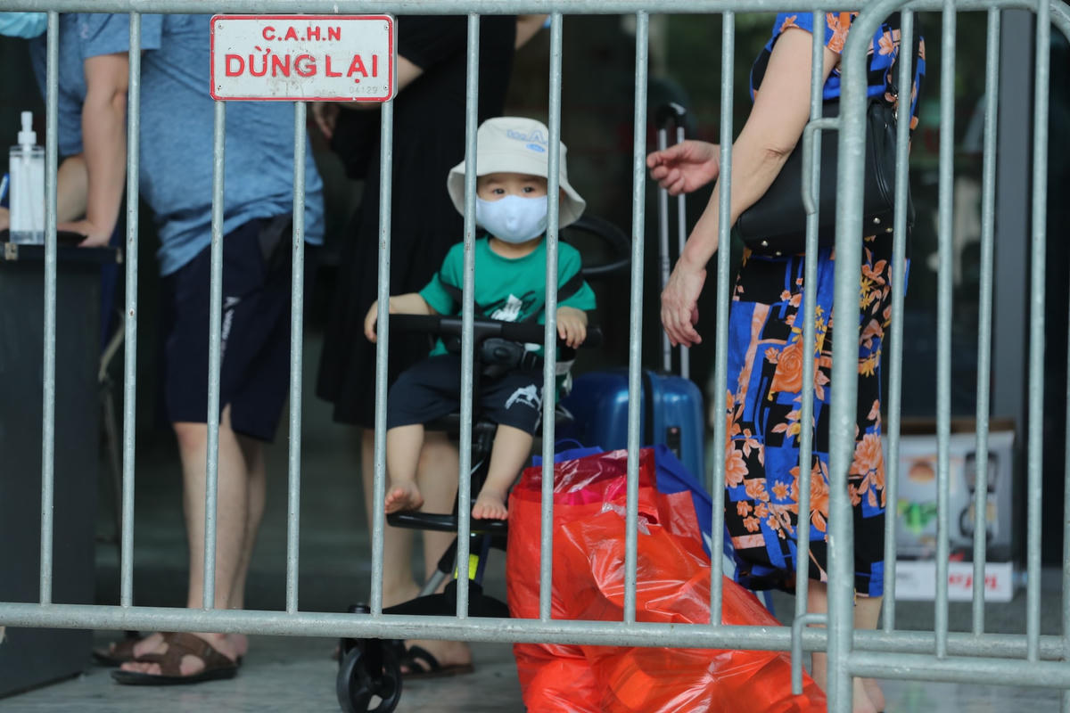 Người dân thực hiện khai báo y tế khi di chuyển ra khỏi chung cư The Legacy. Ảnh: Quang Vinh.