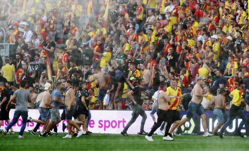 Giải Ligue 1: Cổ động viên tràn xuống sân đối đầu cảnh sát