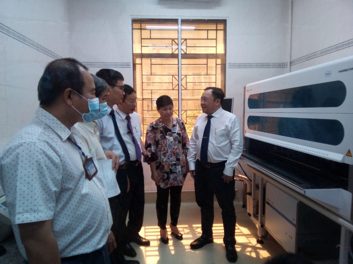 Khách mời tham quan Hệ thống xét nghiệm Real-time PCR