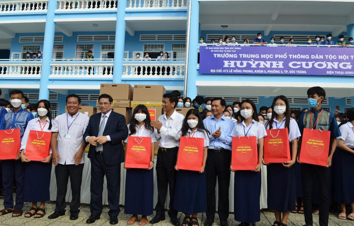 Thủ tướng Chính phủ Phạm Minh Chính tặng quà động viên các em học sinh rường TH phổ thông Dân tộc nội trú Huỳnh Cương.