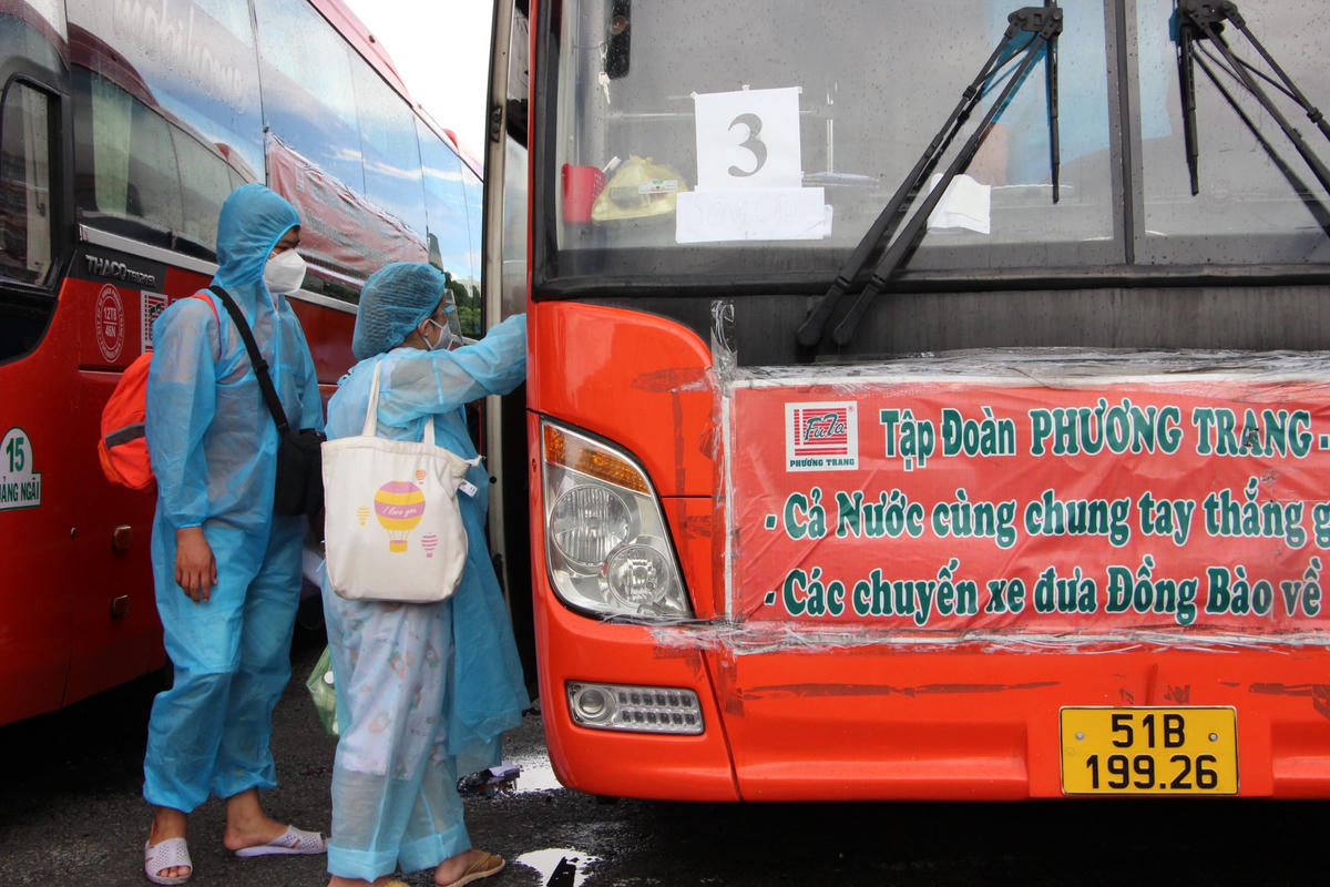Người dân Phú Yên lên xe về quê