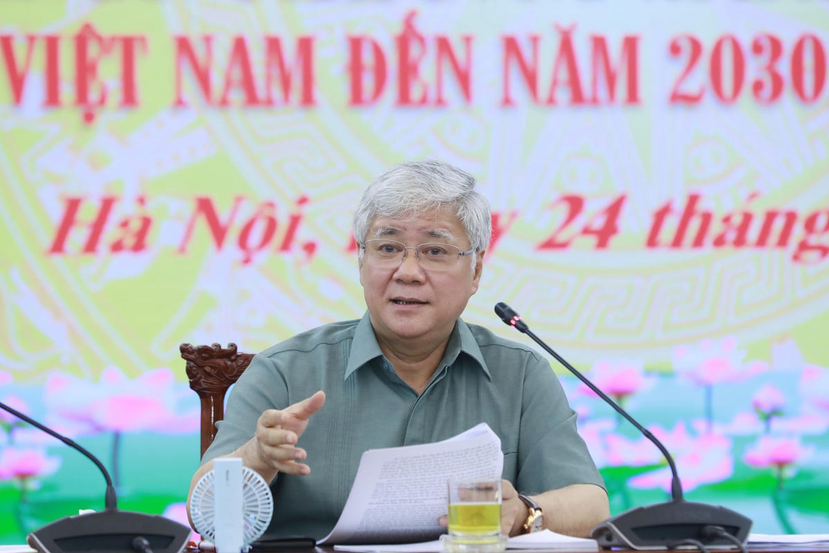 Chủ tịch Đỗ Văn Chiến phát biểu tại phiên họp.