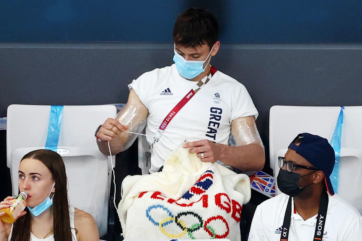 Thợ lặn người Anh Tom Daley móc len tại Thế Vận hội Olympic Tokyo. Ảnh: NBC News.