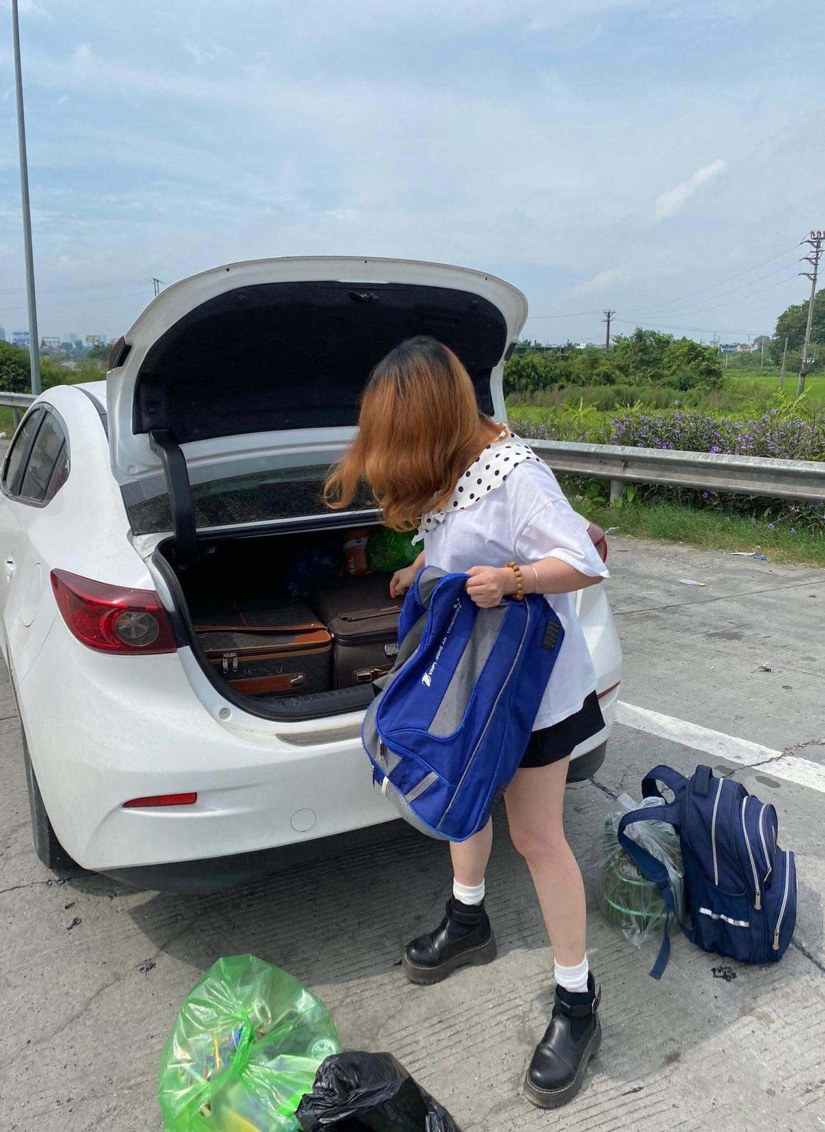 Nhung cho biết, trên hành trình đưa bệnh nhân về quê, có những lần tôi gặp sự cố nhưng đều tự mình khắc phục để không làm gián đoạn những chuyến đi. Ảnh: NVCC.