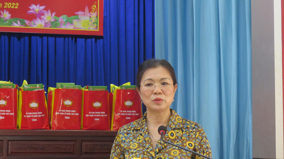 Bà Trương Thị Ngọc Ánh gửi lời chúc mừng tết cổ truyền Chol Chnam Thmay của đồng bào người Khmer từ Chủ tịch Đỗ Văn Chiến.