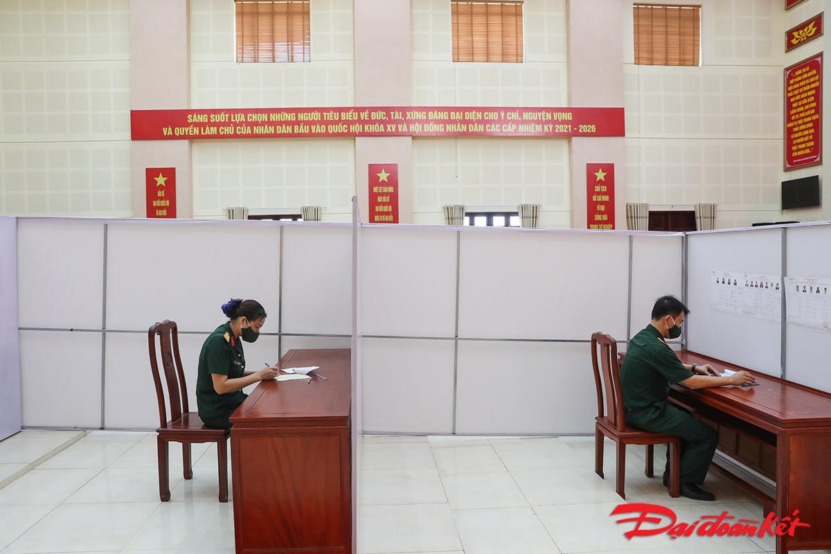 Các cử tri thực hiện bầu cử. Ảnh: Quang Vinh. 