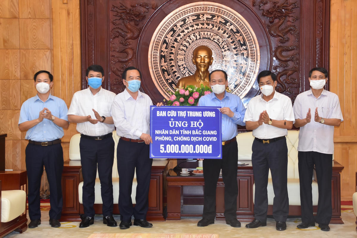 Phó Chủ tịch Ngô Sách Thực trao số tiền 5 tỷ đồng ủng hộ tỉnh Bắc Giang phòng, chống dịch Covid-19.