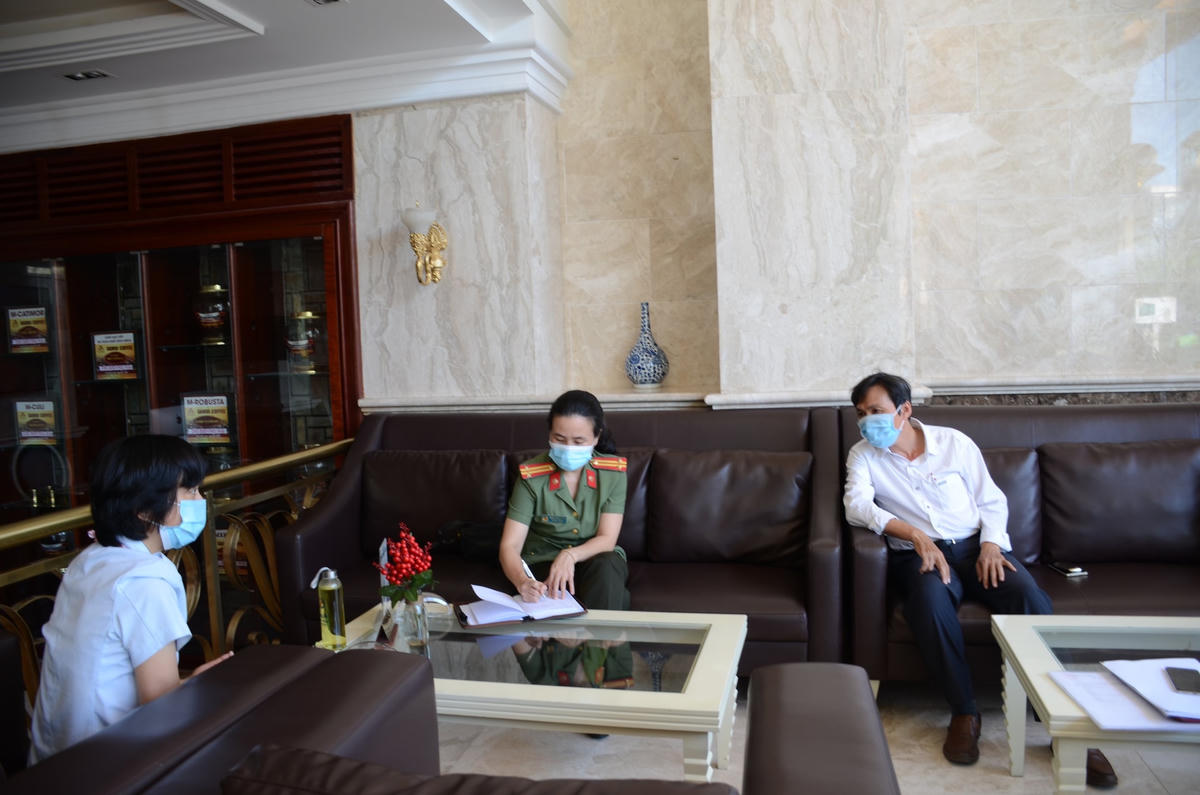 Đoàn kiểm tra làm việc với khách sạn vi phạm quy định phòng, chống dịch Covid-19. Ảnh: Sở Du lịch Đà Nẵng cung cấp.