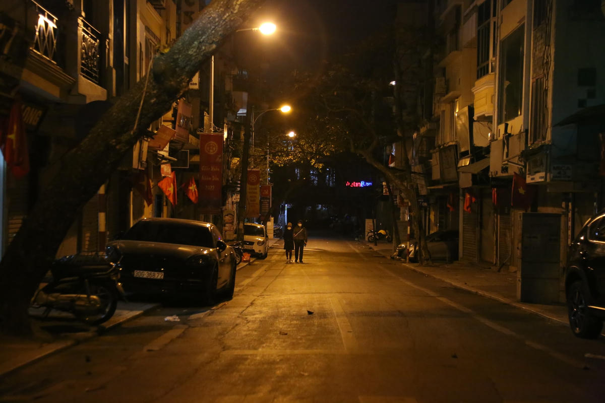 Nhiều quận ở Hà Nội trở thành "vùng đỏ, cam" nên các hoạt động vui chơi, giải trí đều hạn chế. Tâm lý của người dân ngại ra đường do lo dịch Covid -19 nên các khu vực trung tâm của thành phố vắng vẻ trước thời khắc giao thừa.
