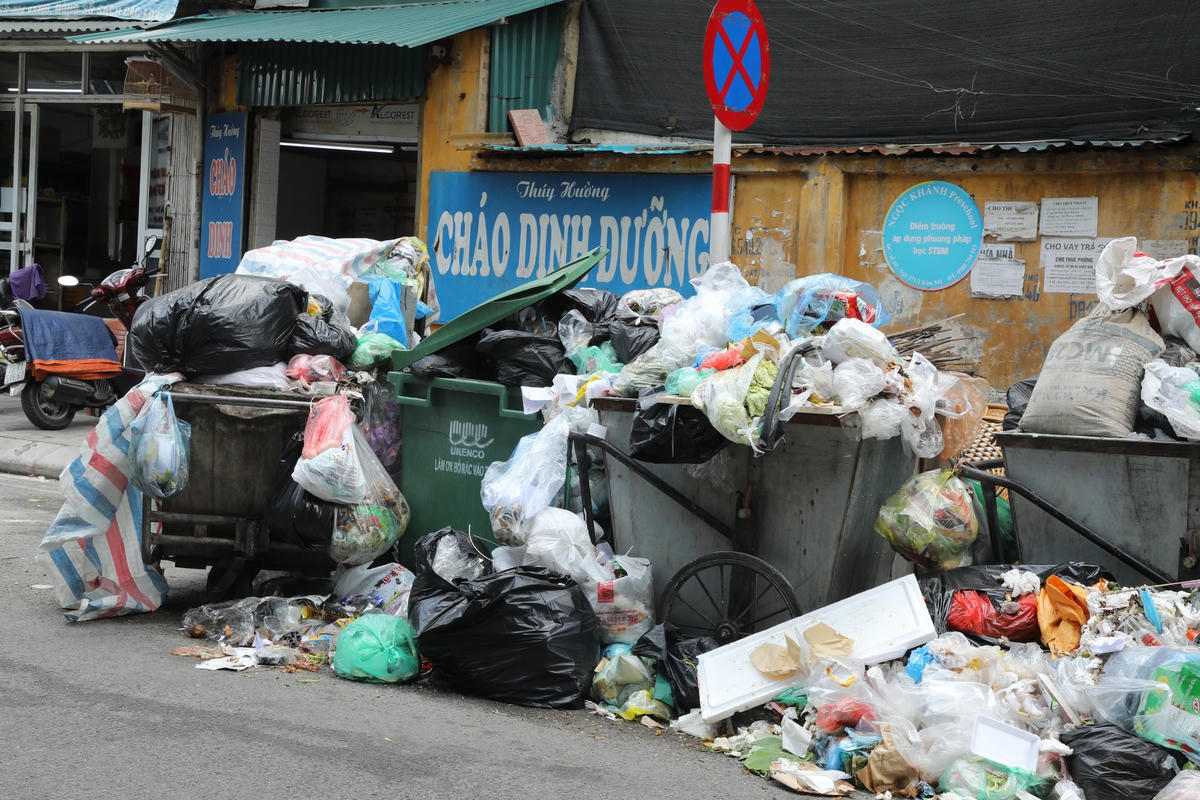 Rác thải tồn đọng tại nhiều điểm của quận Tây Hồ (Hà Nội). Ảnh: Quang Vinh.