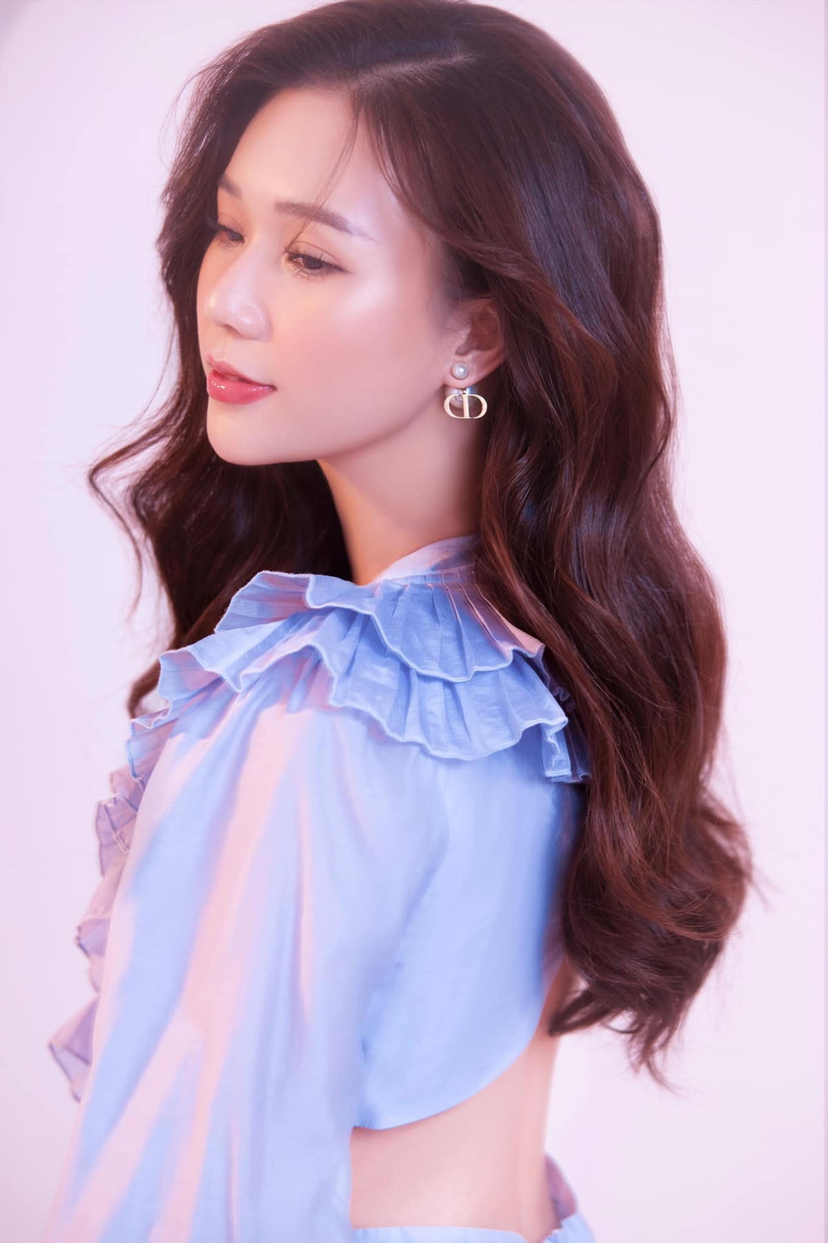 Ngọc Anh cho rằng, Ngọc ở "Phố trong làng" là một cô gái hiện đại, nữ và cá tính đan xen nhau. Đại diện cho sự tích cực trong việc hiện đại hoá đô thị hoá ở làng quê.