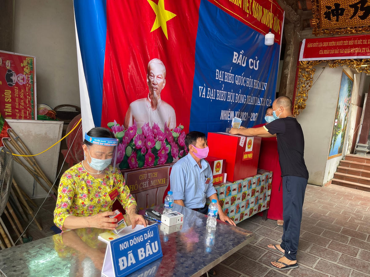 Cử tri lần lượt bỏ phiếu bầu ở điểm bầu cử thôn Cự Thần, xã Đỗ Động.