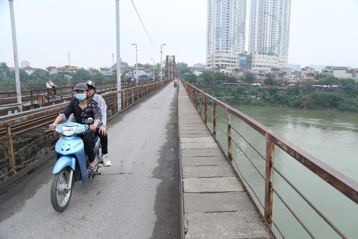 Vào buổi tối, phần hành lang cho người đi bộ thường được chiếm dụng để làm các hàng quán. Rất đông người tụ tập, tại khu vực này vào buổi tối để ngồi chơi, hóng mát