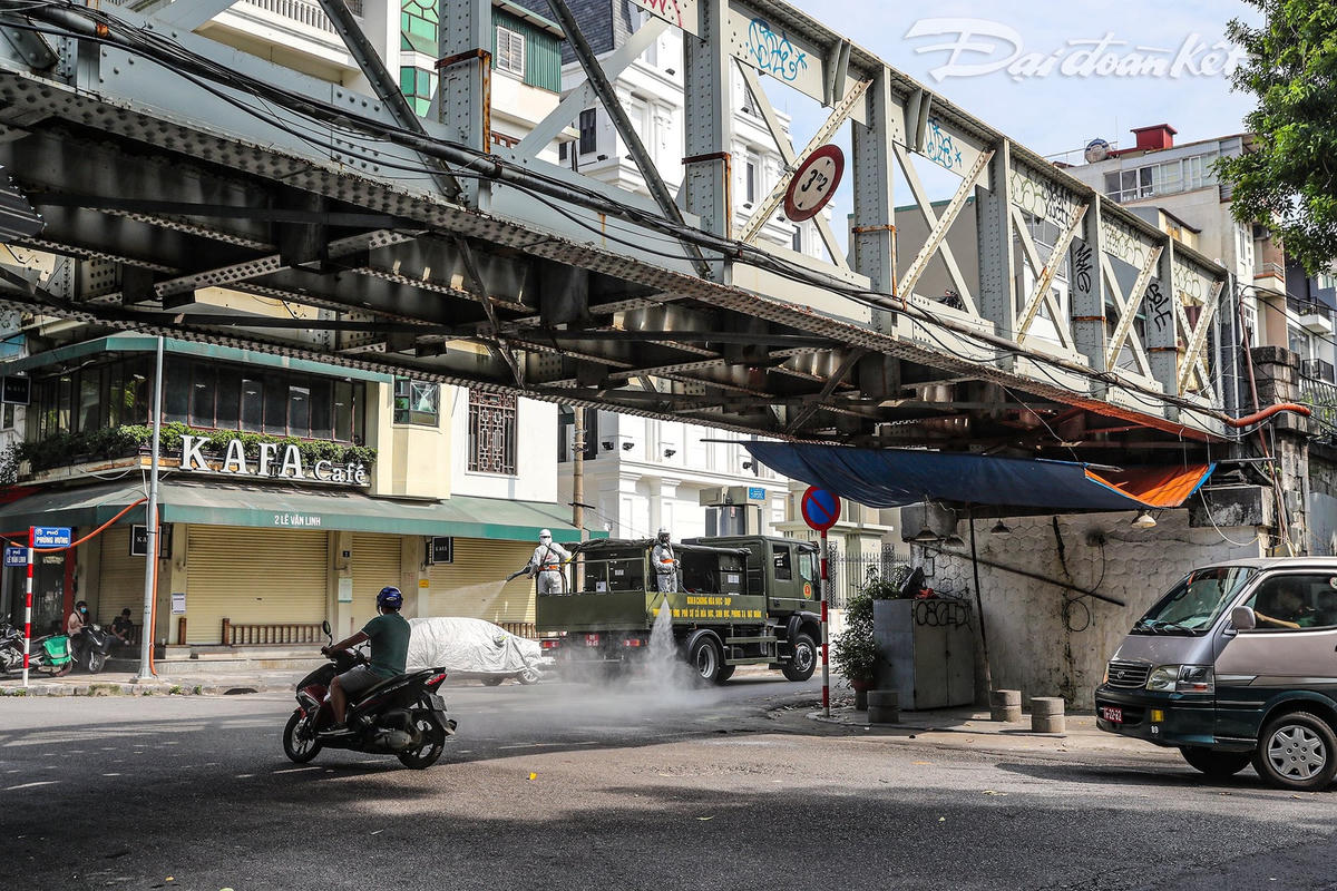 Các tuyến đường khá vắng vẻ, thuận lợi cho việc tiến hành phun khử khuẩn. Ảnh: Quang Vinh.