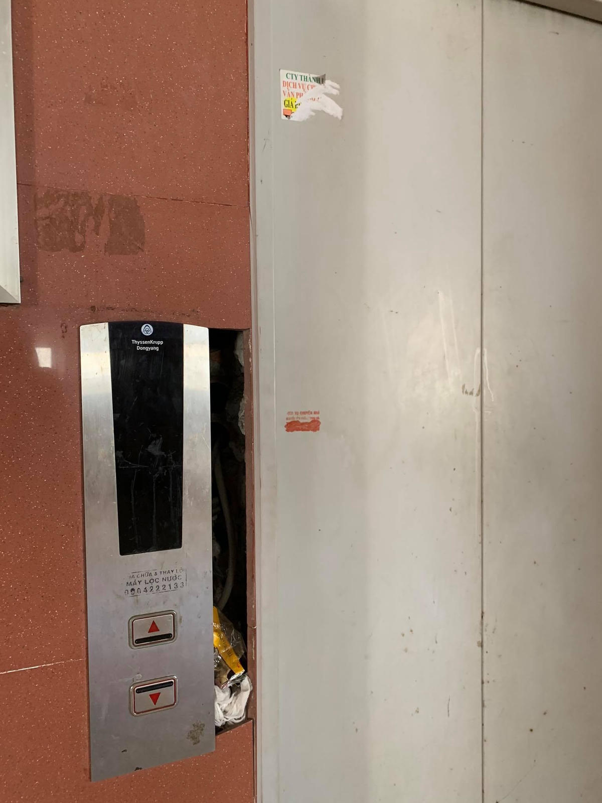 Khu vực nút bấm thang máy tại một tầng bị vỡ. (Nguồn: Lan Anh).