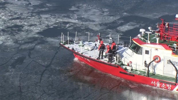 Mặt sông Hàn đóng băng do đợt lạnh khủng khiếp.