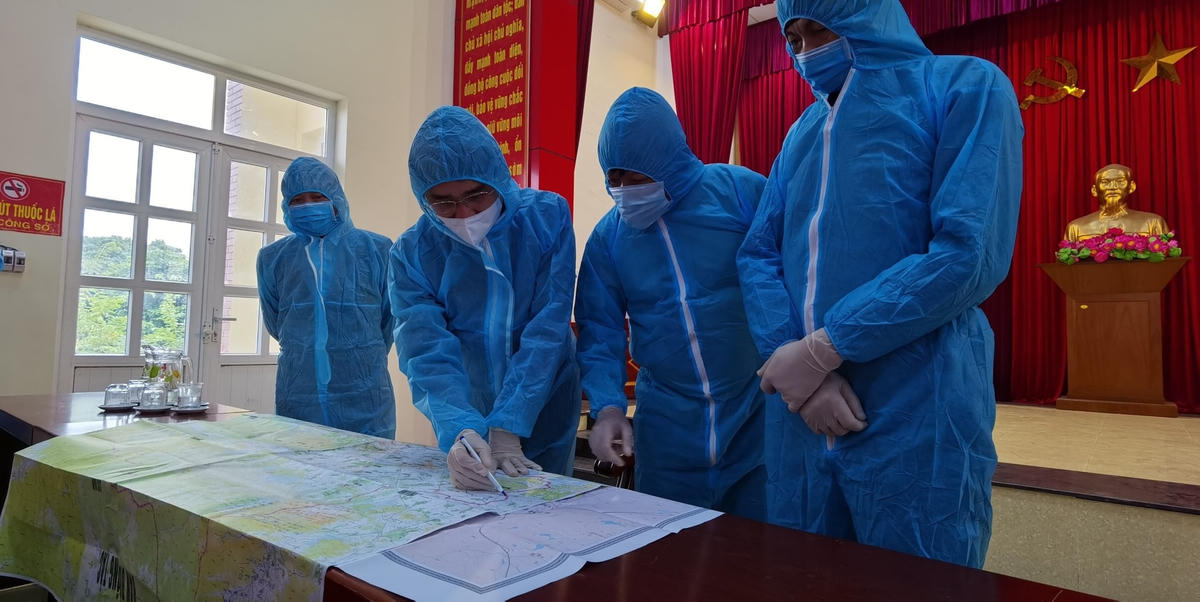 Lãnh đạo thị xã Đông Triều (Quảng Ninh) lập bản đồ phòng chống dịch tối 29/1 tại UBND xã Bình Dương.  