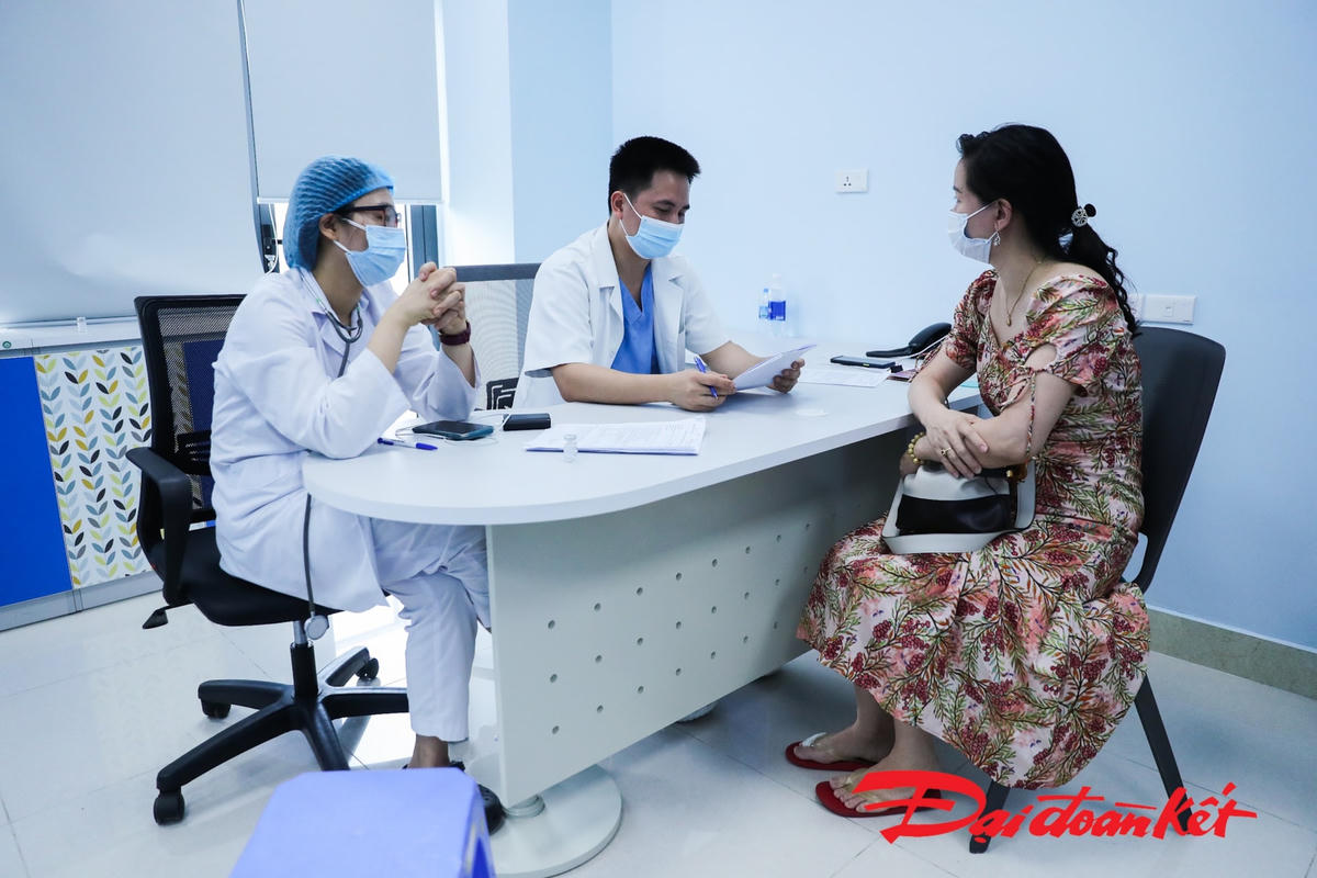 Bác sĩ tư vấn cho người tiêm trước khi tiêm. Ảnh: Quang Vinh. 