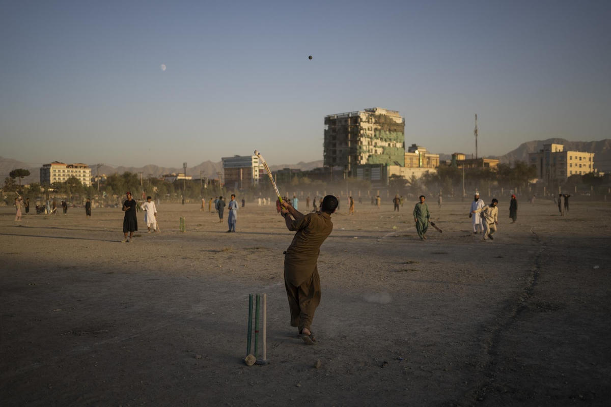 Người dân chơi cricket tại công viên Chaman-e-Hozari ở thủ đô Kabul, Afghanistan (17/9/2021). Ảnh: AP.