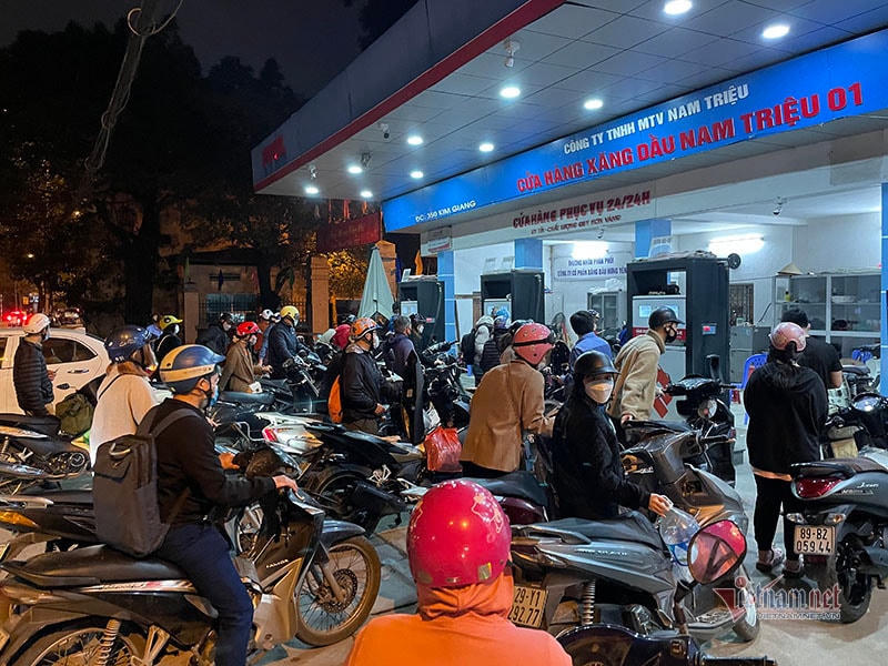 Đổ xô đi mua xăng trước đợt tăng giá có thể xảy ra vào ngày 11/3. Ảnh: VietnamNet.