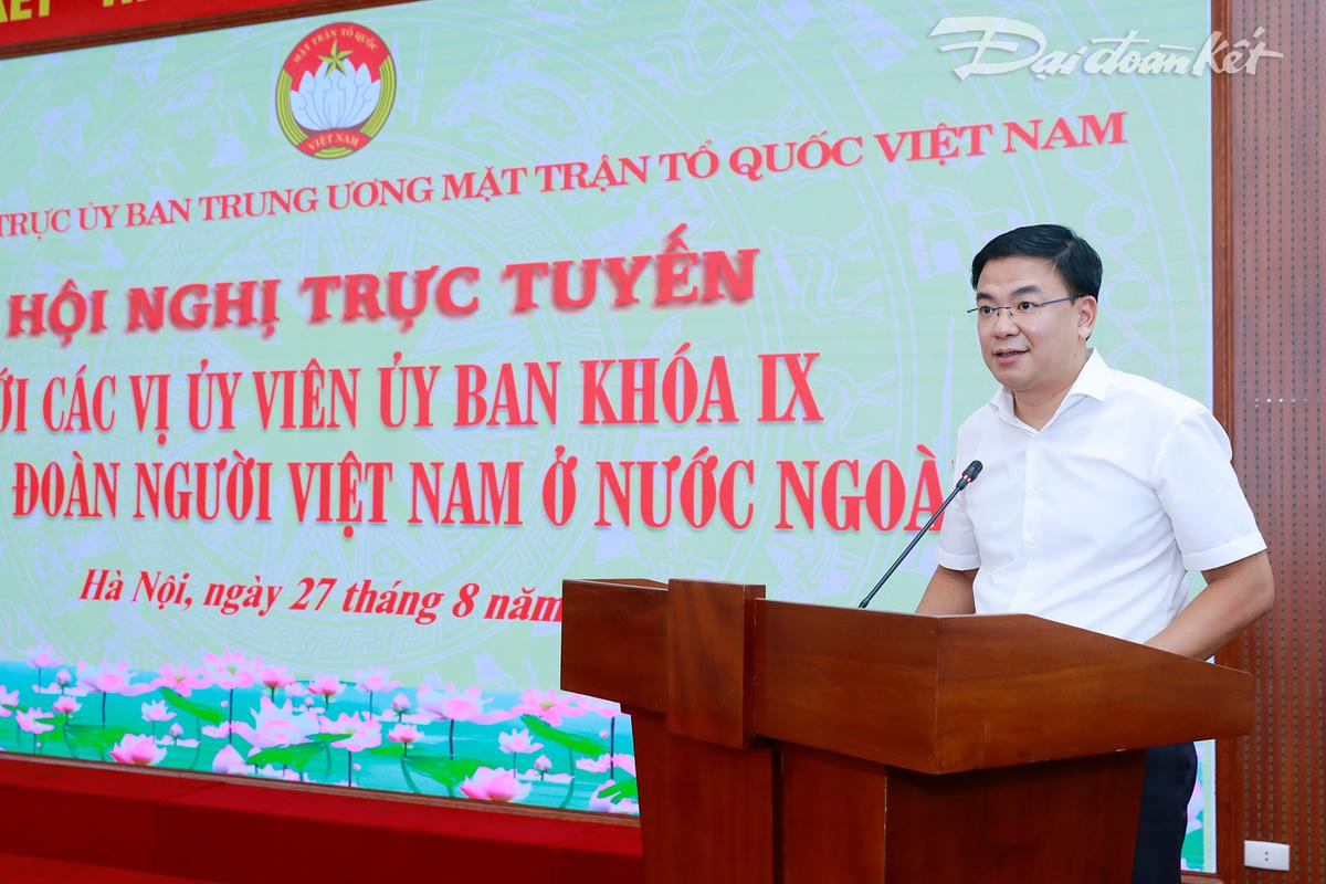 Thứ trưởng Phạm Quang Hiệu phát biểu tại đầu cầu Hà Nội. Ảnh: Quang Vinh.