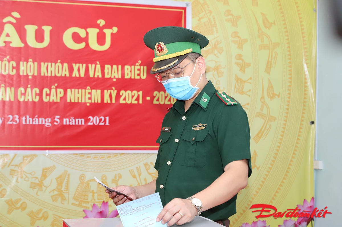 Bà con dân tộc và các sỹ quan, chiến sỹ bỏ phiếu bầu cử. Ảnh: Minh Đức. 